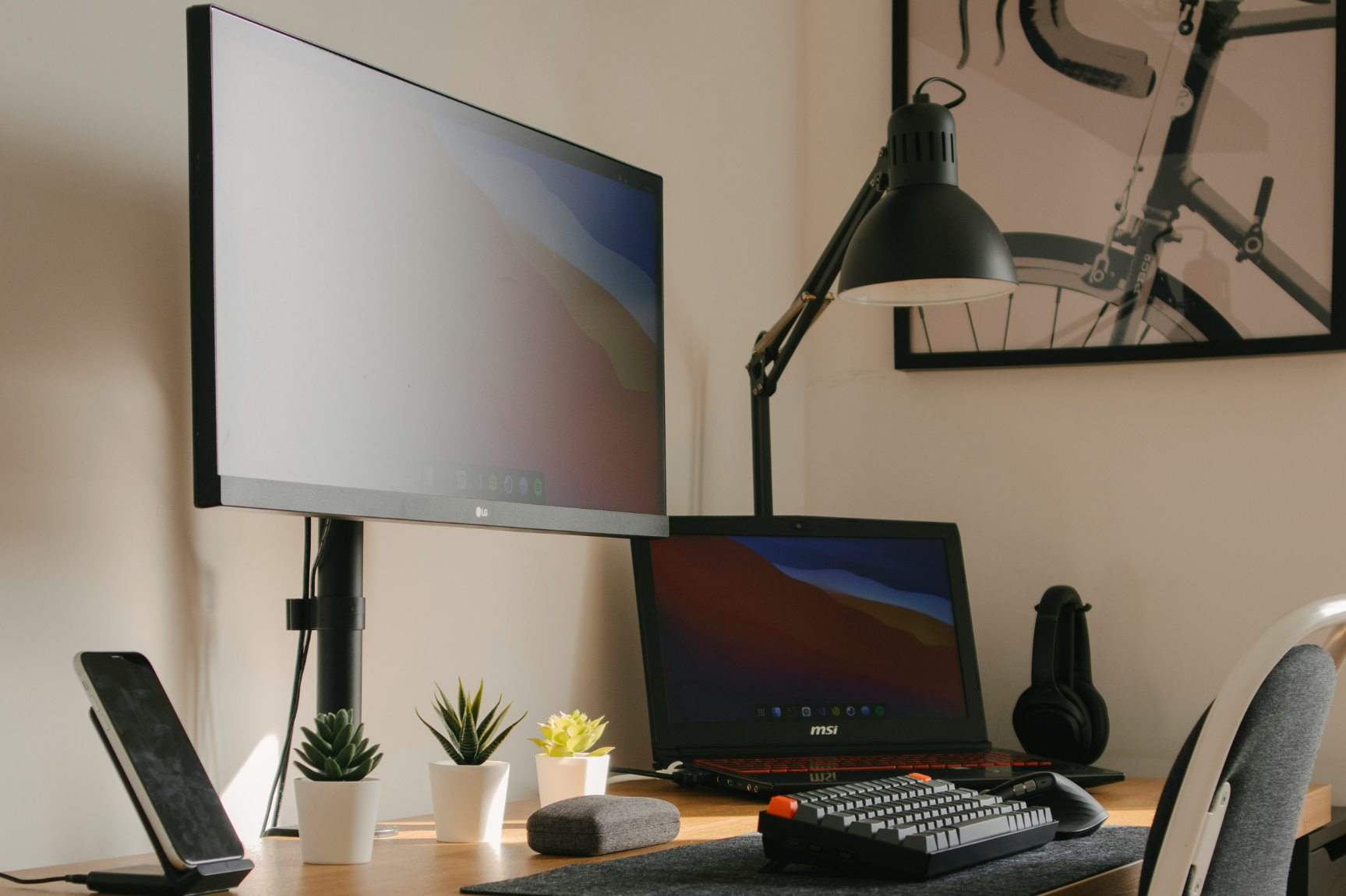 Small Office Desks That Maximise Space Without Compromising Style or Function